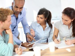 Collaboration around a table during a formation